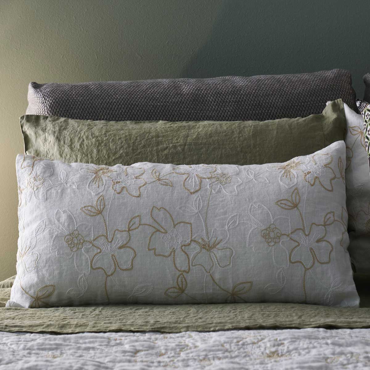 Narcissus embroidered sheet and pillowcase set