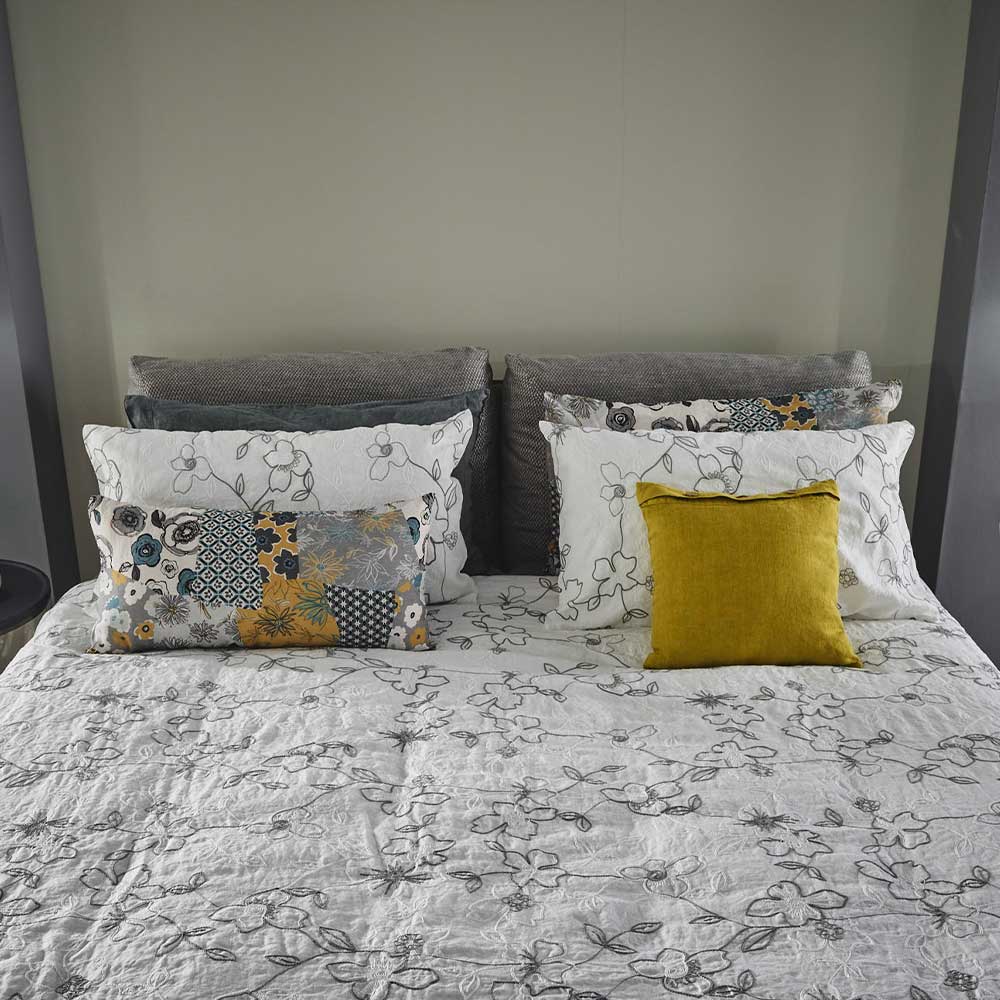 Duvet cover and pillowcase set with Narciso embroidery