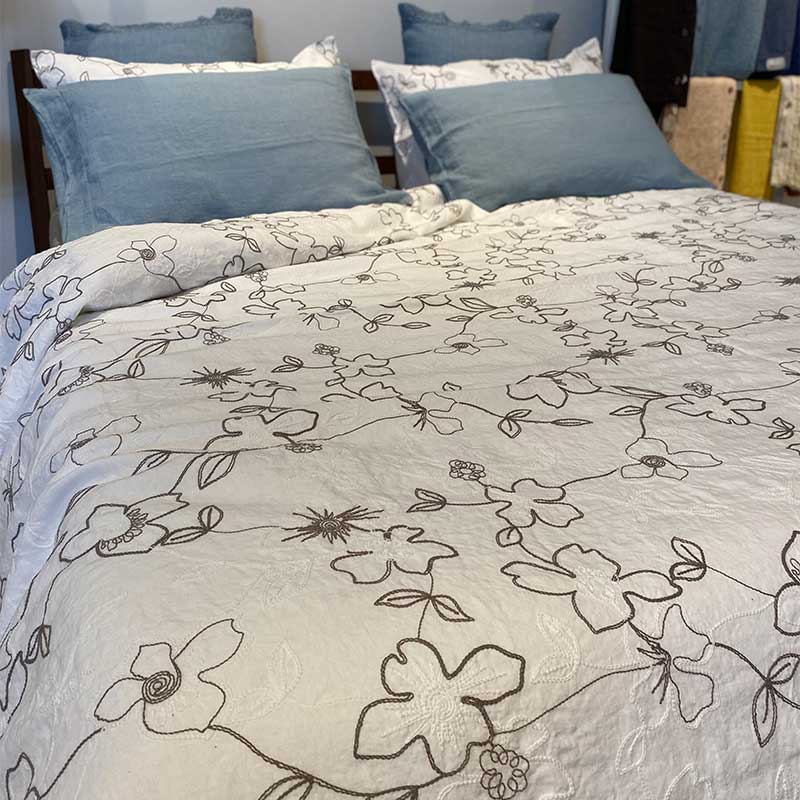Duvet cover and pillowcase set with Narciso embroidery