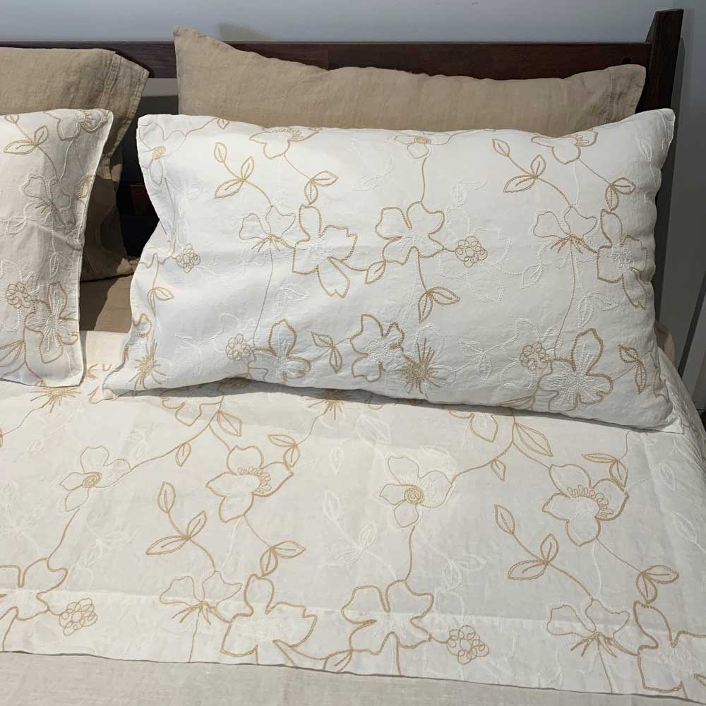 Narcissus embroidered sheet and pillowcase set