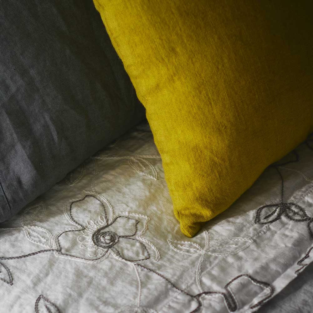 Narcissus embroidered sheet and pillowcase set