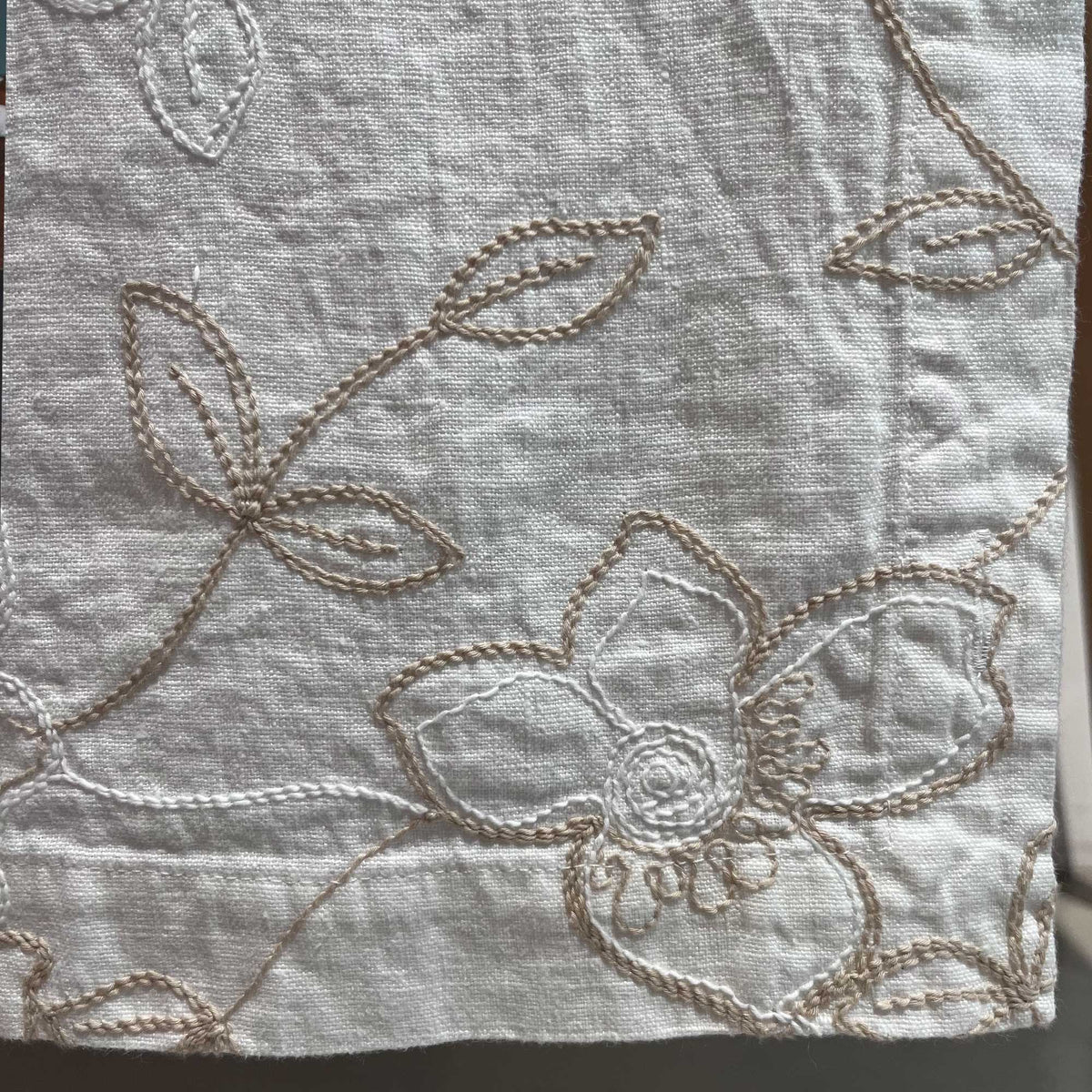 Runner - centerpiece with Narcissus embroidery