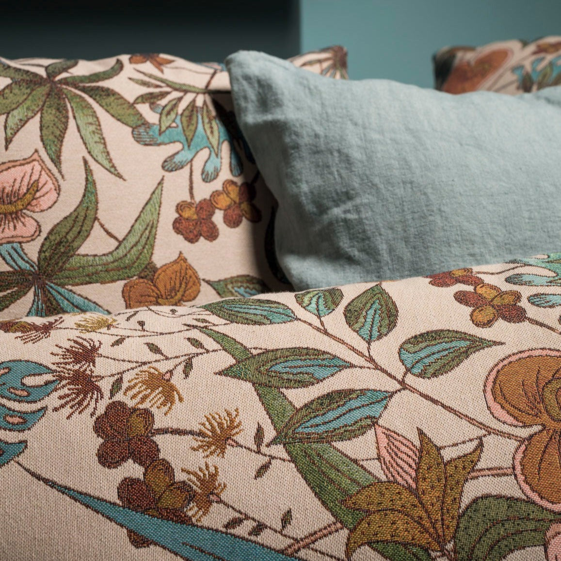 Decorative pillowcase in jacquard fabric with floral motif