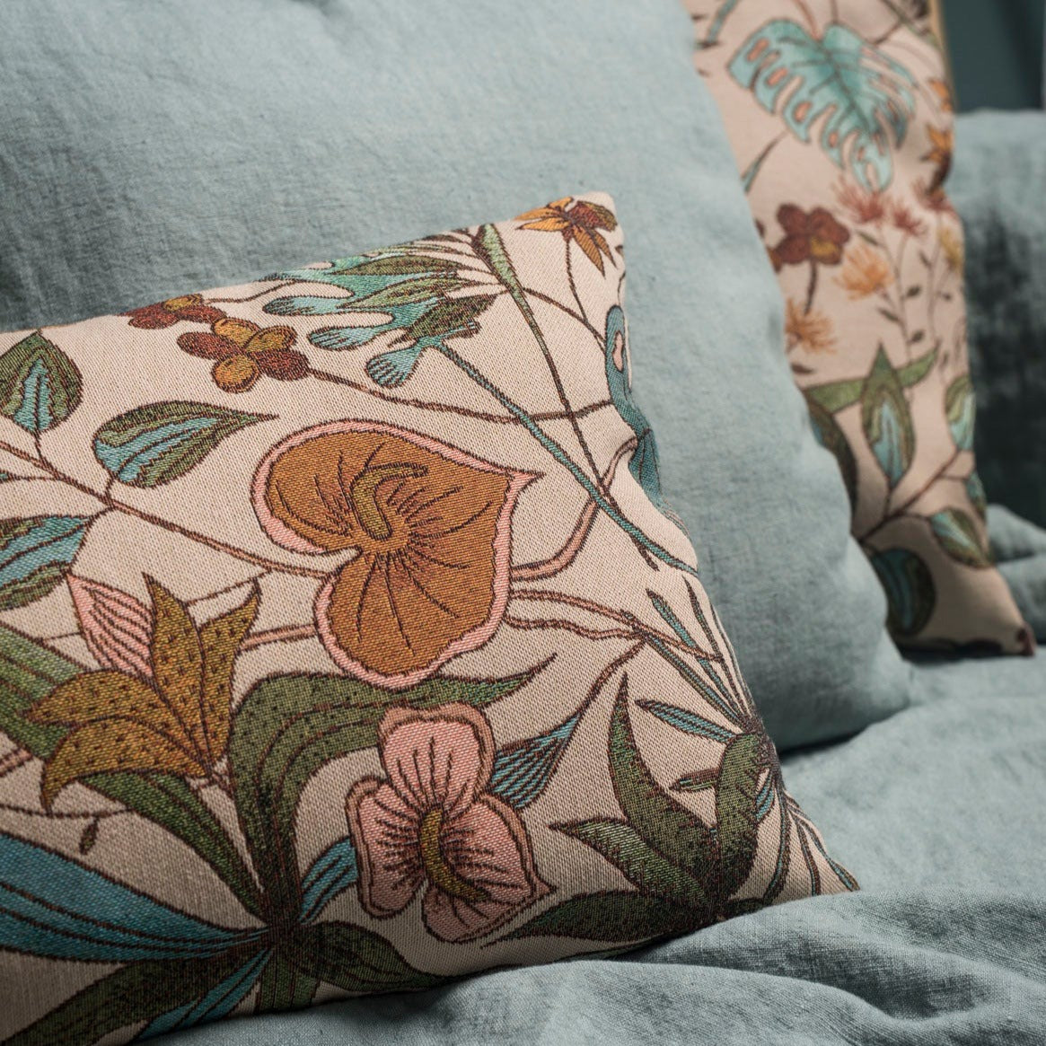 Decorative pillowcase in jacquard fabric with floral motif
