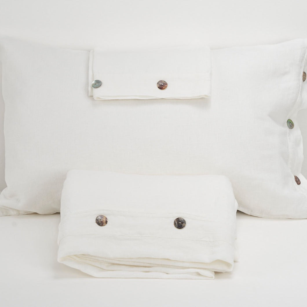 Double duvet cover set and pillowcases Buttons and buttonholes