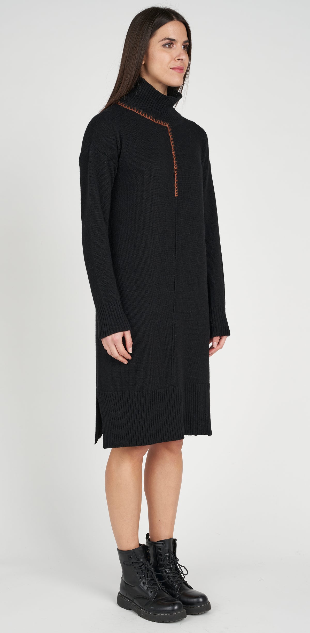 Long dress with contrast embroidery