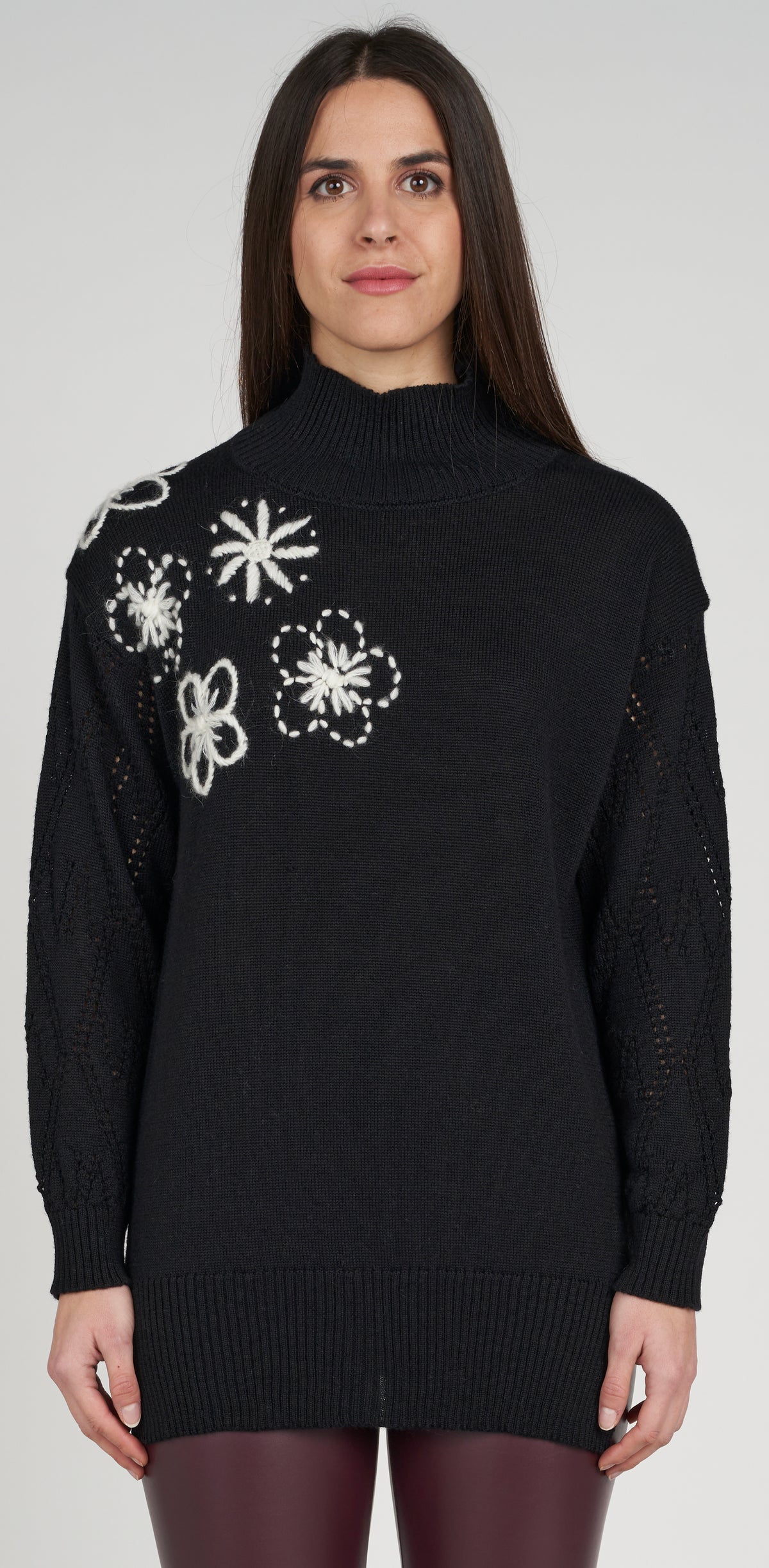 Turtleneck with daisy embroidery