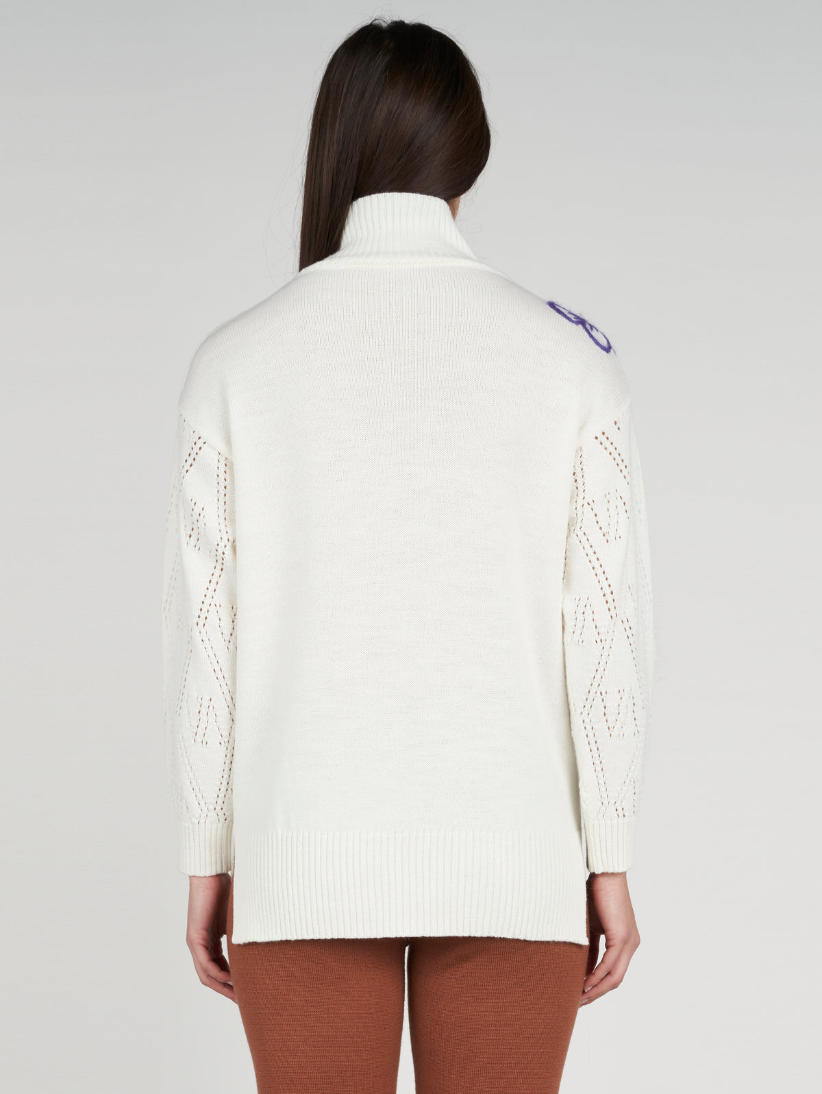 Turtleneck with daisy embroidery