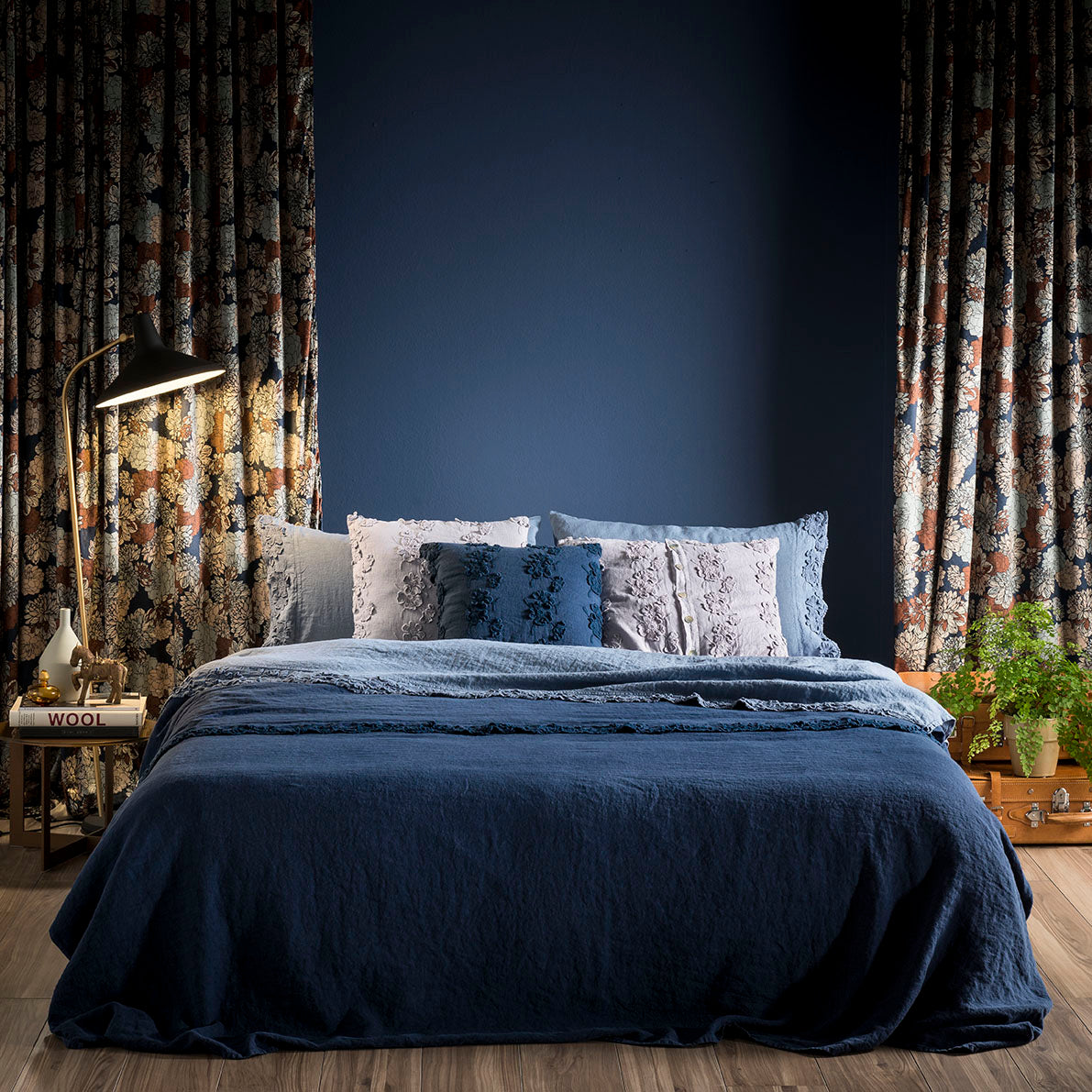Double duvet cover and pillowcase set with Petals embroidery