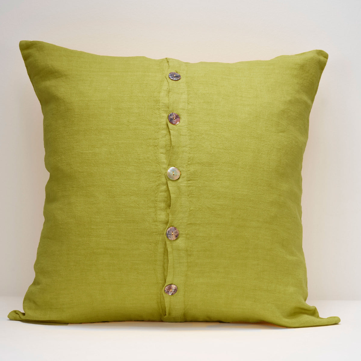 Maxi linen pillowcase with central buttons